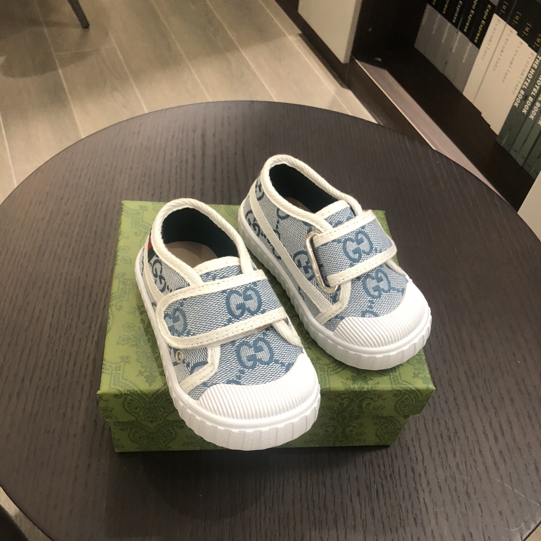 Children's shoes child